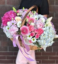 Цветочная композиция из Розы, Хризантемы, Пионы и Лизиантусы в корзине в Морозово