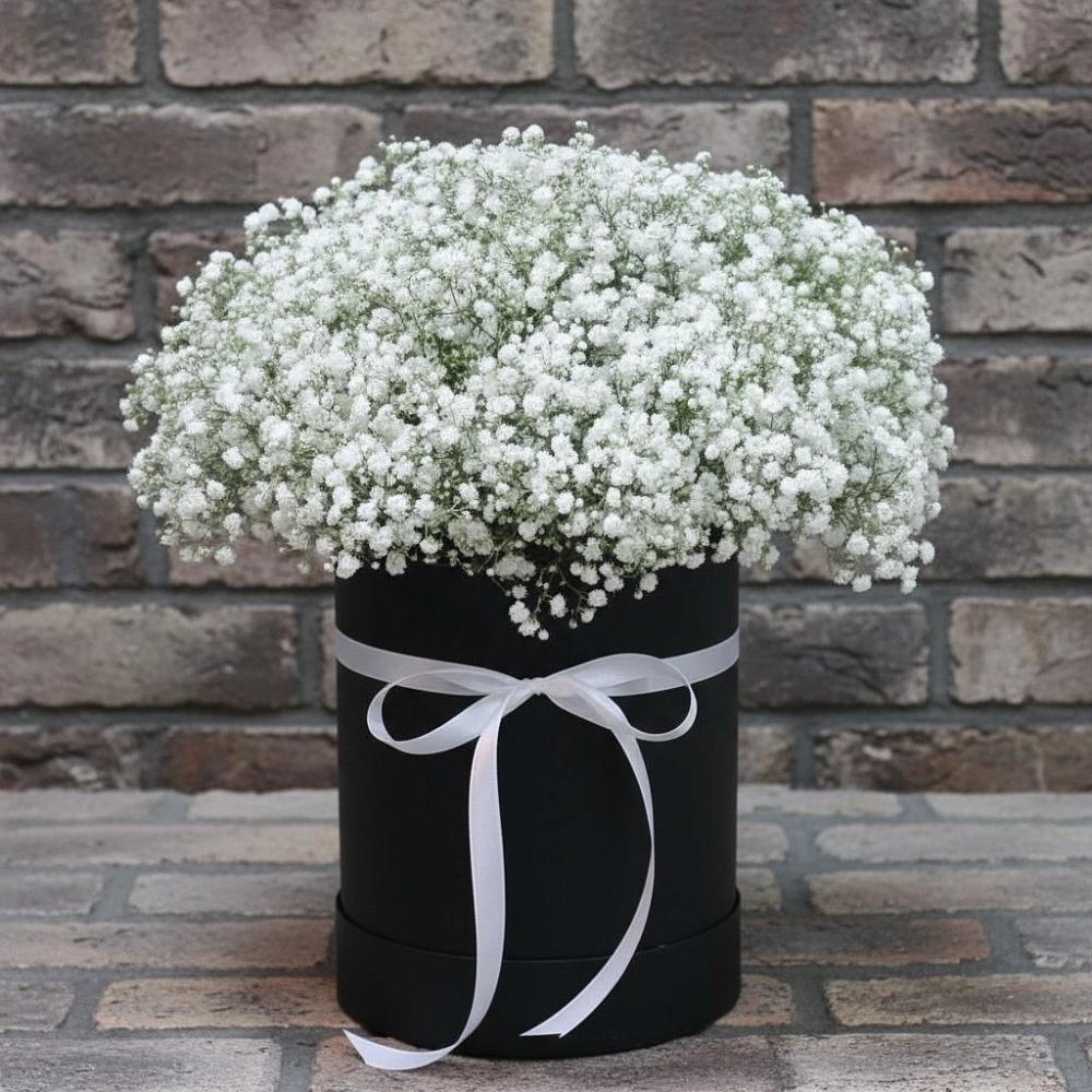 Цветочная композиция из Гипсофила в шляпной коробке в Морозово