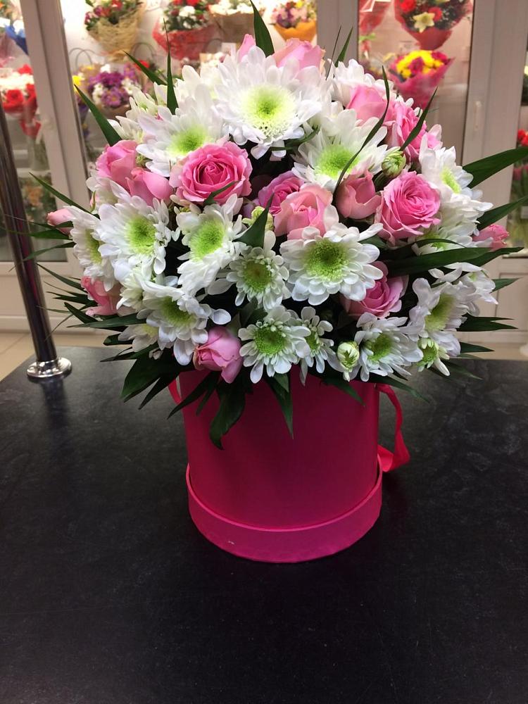 Цветочная композиция из Розы и Хризантемы в шляпной коробке в Морозово