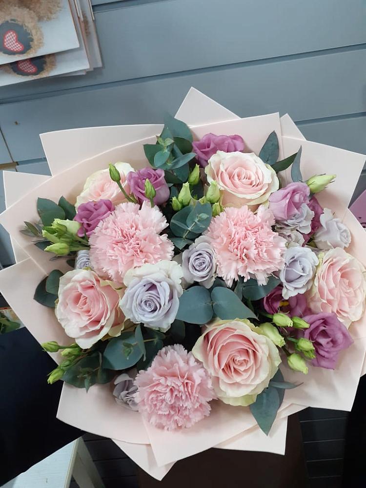 Букет цветов из: Розы, Гвоздики и Лизиантусы в Морозово